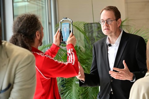 Sören Pellmann makes a statement at the parliamentary group level in Wealth Day. The interviewer