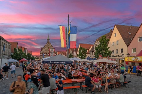 Visitors to the Laufer city festival on the market square, in the back the Old Town Hall, evening