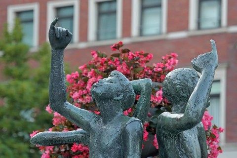 Klenkes memorial sculpture by Hubert Löneke 1970, Aachen greeting with little finger of right hand,