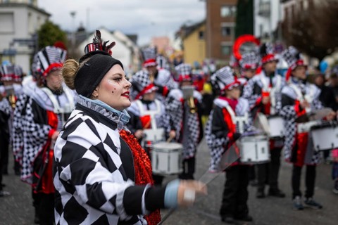 The Klaa Paris carnival parade passes through the streets of Frankfurt's Heddernheim, Heddernheim,