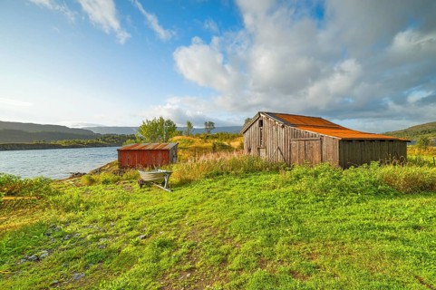 Cabin on Nordjforden, autumn, sea, Helgeland coast, Helgeland, Nordland, Arctic Circle, Scandinavia