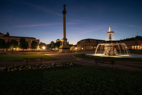 24.4.2026: Illuminated Schlossplatz square at dawn with the Jubilee Column and historical fountain.