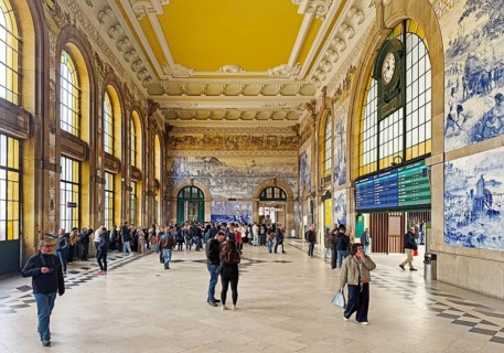Porto Sao Bento railway station, entrance hall with azulejos designed by artist Jorge Colaço, old