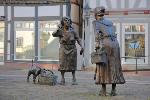 Market Women sculpture by Ewald Rumpf 2009, modern art, bronze sculpture, life-size, two standing