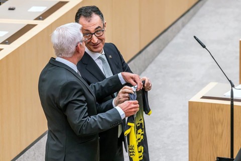 After the vote and in front of the swearing-in ceremony, there were gifts. Thomas Strobl, CDU,