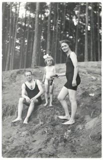Waldenberg, Neumark, Dobiergnew, Poland, bathing, swimwear, family, leisure, fun, summer, parents
