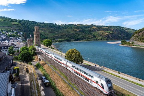 IC, Intercity Zug, in the Upper Middle Rhine Valley, runs directly in front of the residential