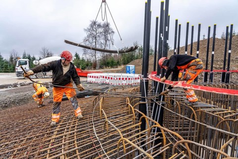Assembly of reinforcing steel for the reinforced concrete foundation of a wind turbine, a mesh of
