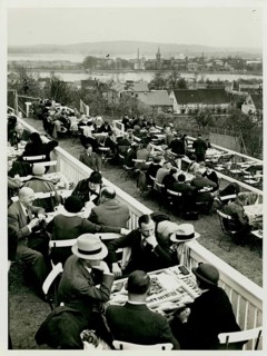 Müggelsee, Ausflugslokal, Köpenick, Berlin, people sitting on a terrace with a view of the city in