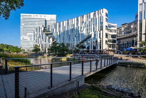 Kö-Bogen, building complex with offices, shops and restaurants, partly green façade, at Hofgarten