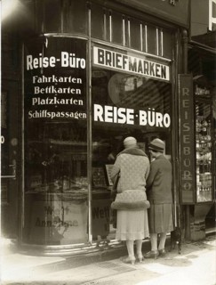 Berlin, mid-twenties, elegant woman, travel dream, dream trips, Two woman look at the shop window