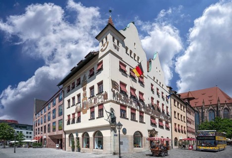 Chamber of Industry and Commerce, built 1909, rebuilt after destruction in 1945, façade of the