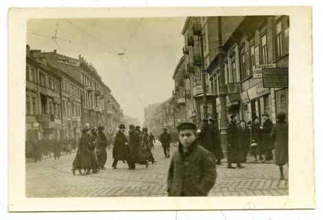 Warsaw, Poland, Jewish quarter, young, Jews, German occupation, World War I, a lively street scene
