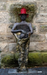 Bronze statue The Hug of I.H.K. Diane Duchess of Württemberg, Princess of France, Five Button