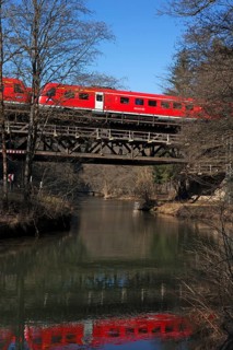 A heritage-protected railway bridge from the 19th century below the Pegnitz, above a regional