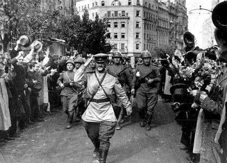 Liberation of Belgrade, Dmitry Kudaszow leads Red Army troops through the city to the applause of