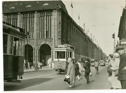 Berlin, Mitte, Leipziger Straße, Wertheim department store, Messel, people and trams in front of a