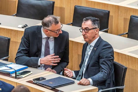Cem Özdemir (Bündnis90-Die Grünen) is the new Minister President of Baden-Württemberg. On the left