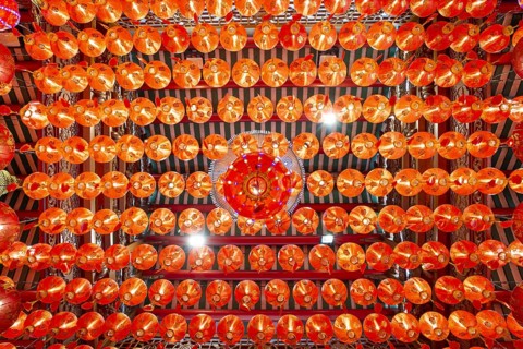 Traditional Chinese lanterns, numerous lanterns hanging from the ceiling, Wat Mangkon Kamalawat,
