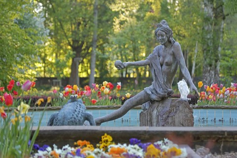Frog Princess sculpture by Ewald Rumpf 2012, fountain with water basin, modern art, bronze