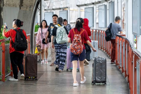 Tourists with luggage, Bangkok, Thailand