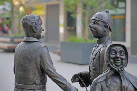 Öcher Schängche sculpture by Klaus Gehlen 2021, Aachen puppet theater monument, figures, modern