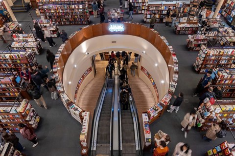 Crowds at the Ateneo Grand Splendid bookstore, tourist attraction in Buenos Aires, Argentina