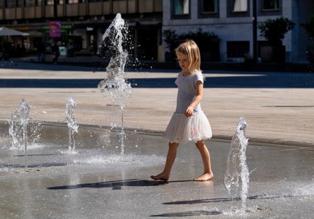 Girl, 4 years, blonde, playing barefoot with water, water playground, fountain field, market