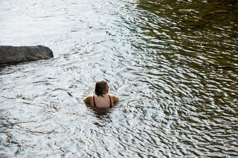 Woman in the river, bathing in the city, heat, heat wave, climate change, Dreisam, Freiburg im