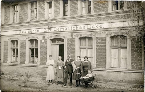 Restaurant, To the cozy corner, pub, tavern, village, rural, family in front of an old brick