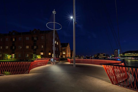 Nachtansicht einer modernen Brücke mit Beleuchtung und urbanem Ambiente, Kopenhagen, Dänemark,