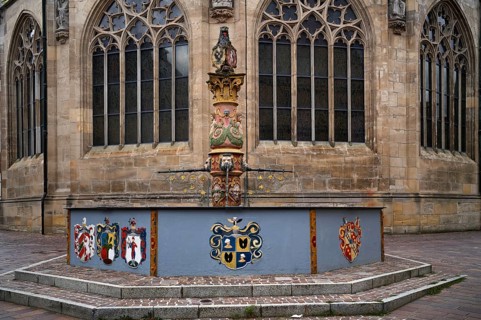 Löwenbrunnen in front of the Holy Cross Münster Choir, Gmünder Münster, Schwäbisch Gmünd,
