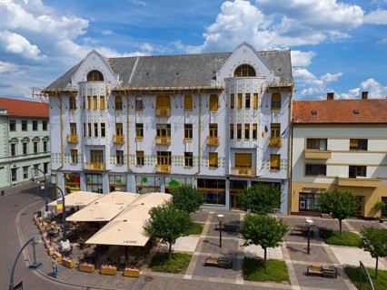 Detailed view of a historic building with balconies and cafés with umbrellas, aerial view, palace