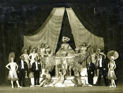 Berlin, cabaret, revue, Russian theatre group, twenties, stage performance with elegantly dressed