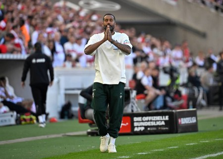 Coach Daniel Thioune Werner SV Werder Bremen SVW on the sidelines Disappointment disappointed after