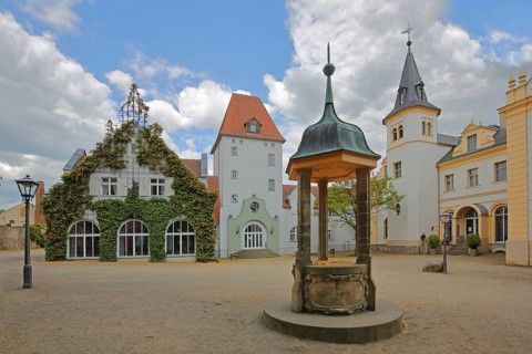 Courtyard with Kaiserbrunnen built in 1895, manor house castle built 1743, Liebenberg, Löwenberger