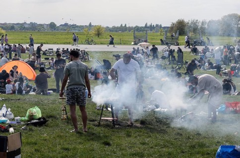 Barbecue season opens, smoking barbecues at a barbecue area at Tempelhofer Feld, Berlin, 03.05