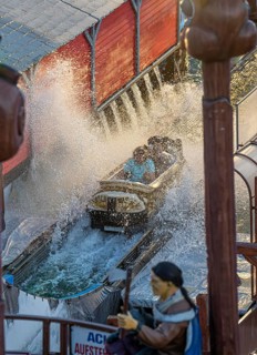 Rheinkirmes in den Rheinwiesen in Düsseldorf-Oberkassel, Wildwasserbahn Auf Manitus-Spuren, North