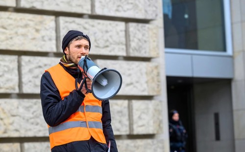 Henning Jeschke trying to revolutionize the New Generation in front of the Reichstag building,
