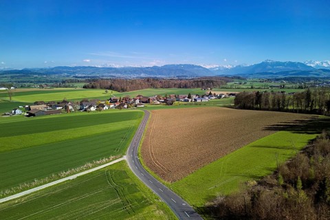 View of the hamlet of Rüstenwil, back the Alps with the Rigi, Auw, Freiamt, Canton of Aargau,