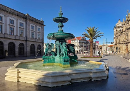 Fonte dos Leoes, Lion's Fountain, on the left the University of Porto, on the right the Igreja do