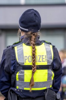 Rose Monday procession in Düsseldorf, emergency services, secure, accompany the move, policewoman