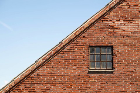 Roof and wall with latticed window, old brick house, farm, Sortebærdalen Strand, Houvig, North Sea,