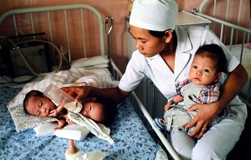 Hospital for napalm victims (children), the mothers were exposed to the napalm attacks of the USA