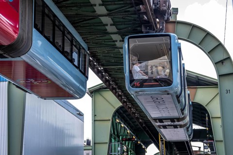 City traffic, in Wuppertal-Vohwinkel, Kaiserstraße, the Wuppertal suspension railway runs above