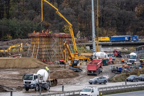 Concreting of a new bridge pillar at the Duisburg-Kaiserberg motorway junction, complete conversion