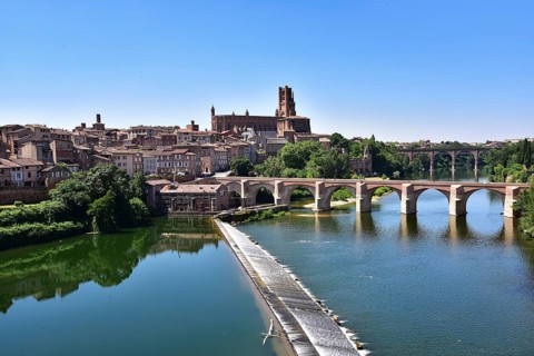 City view of the southern French city of Albi, in the foreground the river Tarn, in the background