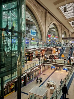 Multi-storey area in Leipzig Central Station with shops and staircases, train station, Leipzig main