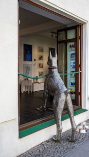 Large dog, metal mastiff, art object on the window of an art gallery on Reinhardtstraße in Berlin