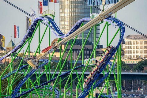 Rheinkirmes in den Rheinwiesen in Düsseldorf-Oberkassel, Achterbahn Alpina Bahn, Hochfahrgeschäft